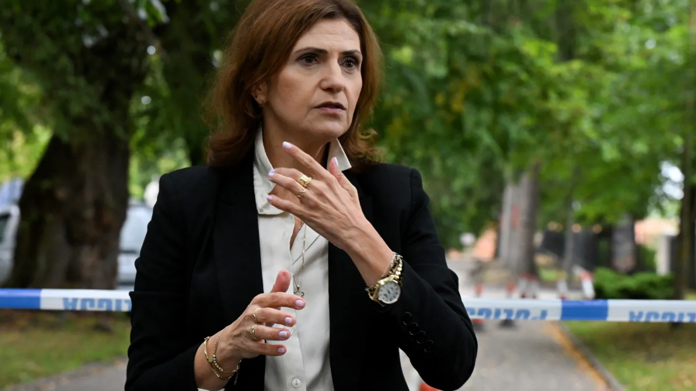 Prok. Bożena Harasz-Wołoszyn w miejscu ataku nożownika w Jarosławiu