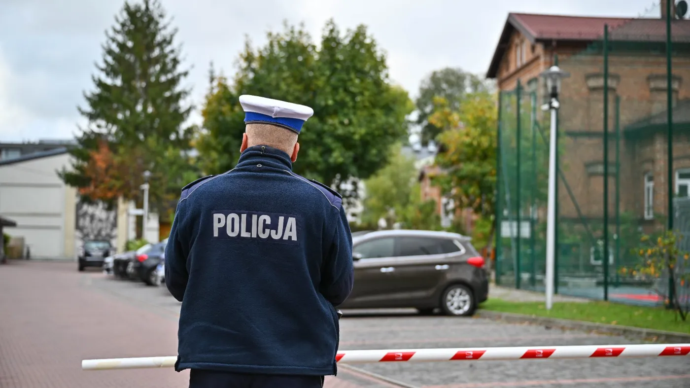 Funkcjonariusz policji przed jedną ze szkół w Mińsku Mazowieckim