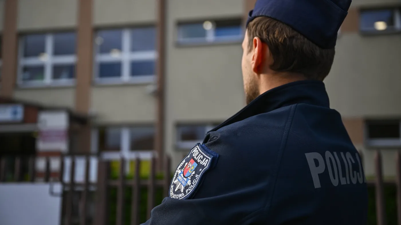 Funkcjonariusz policji przed jedną ze szkół w Mińsku Mazowieckim