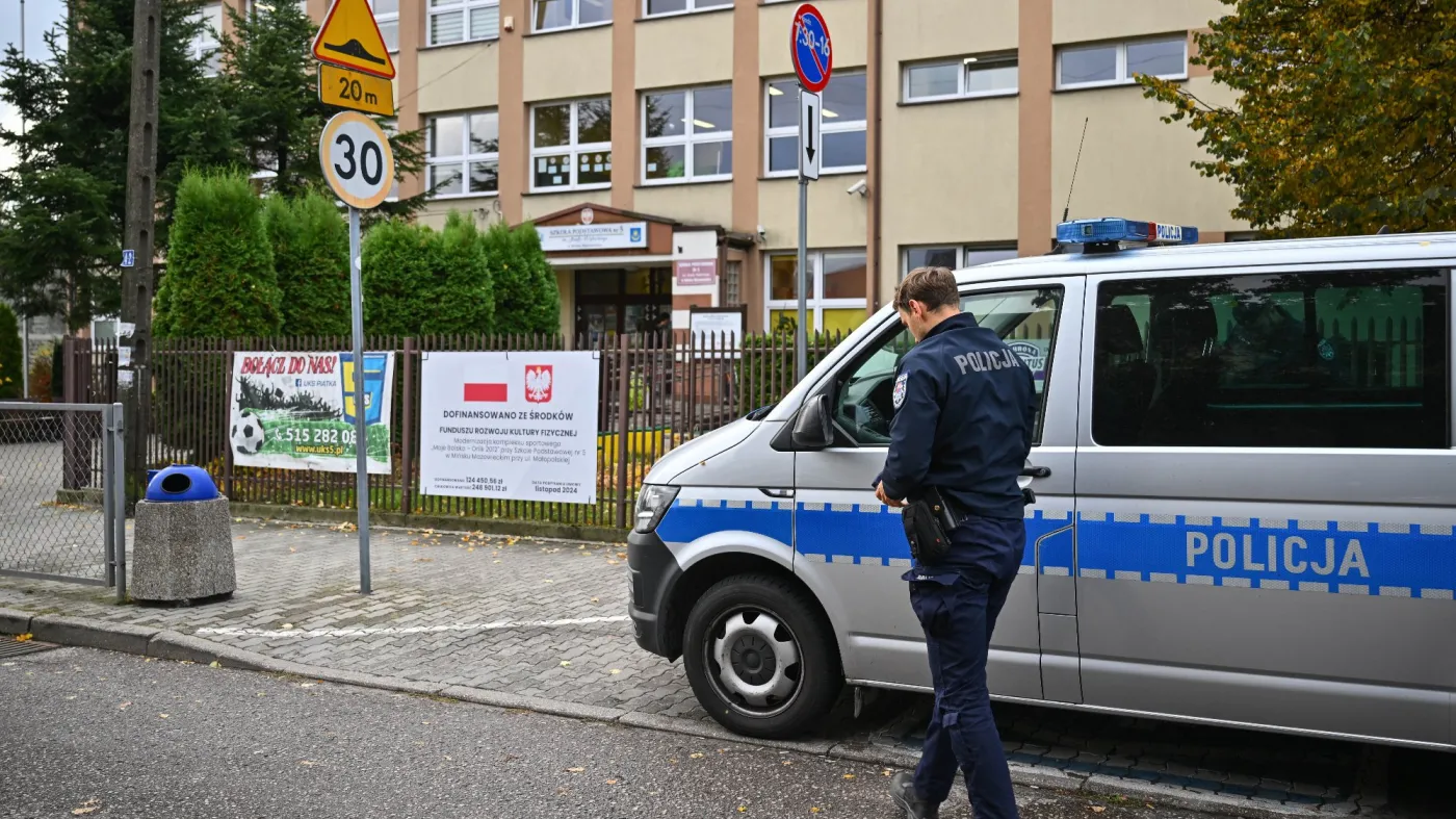 Funkcjonariusz policji przed jedną ze szkół w Mińsku Mazowieckim