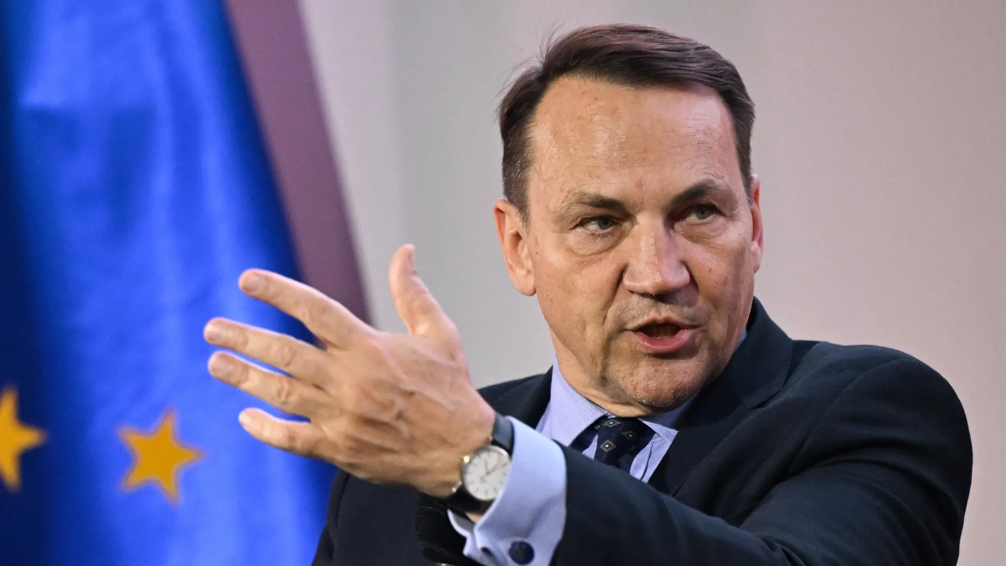 Sikorski w mocnych słowach uderza w Nawrockiego. Odpowiada prezydencki minister: prostak czy prymityw