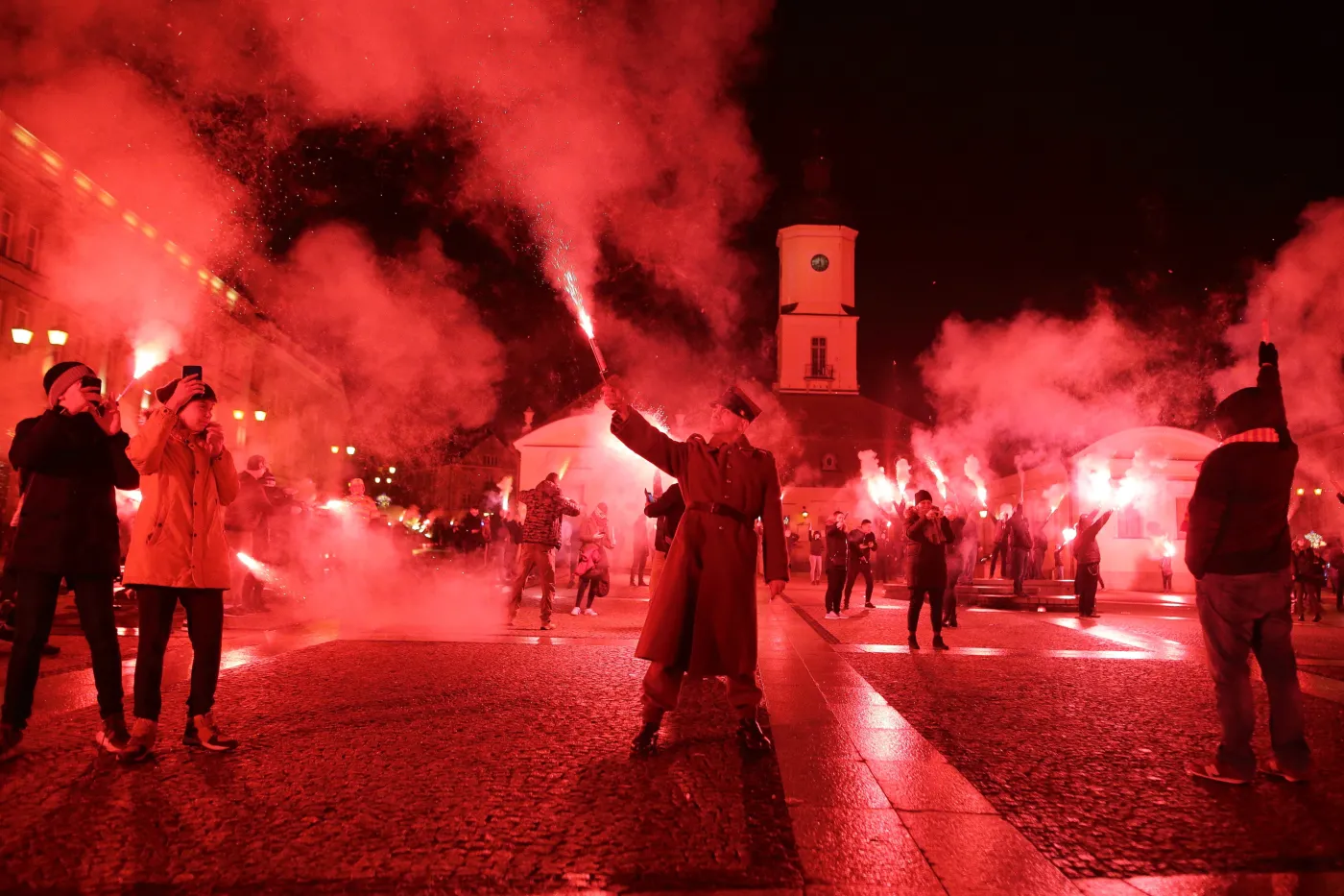 Kibice Jagiellonii Białystok odpalili "setki rac na stulecie" klubu