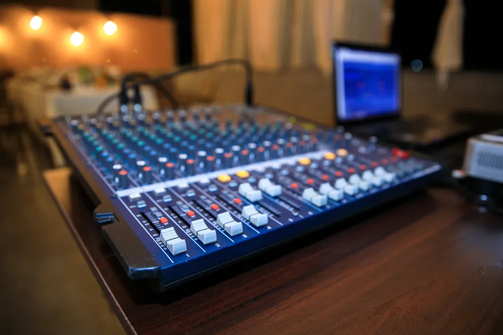 Stół mikserski w rozgłośni radiowej