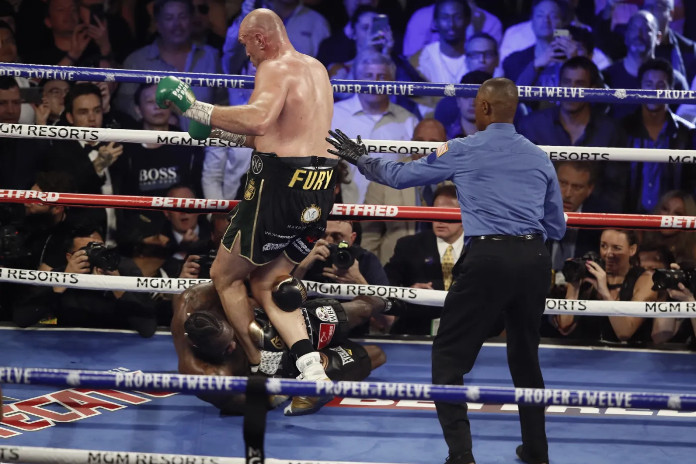 Fury mistrzem świata WBC. Wilder po walce trafił do szpitala [WIDEO]