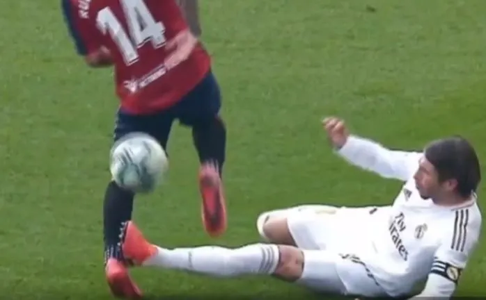 Brutalny faul Sergio Ramosa. Cudem nie złamał rywalowi nogi [WIDEO]