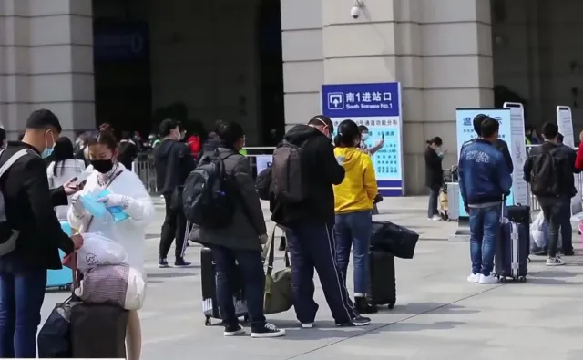 Tłumy ludzi próbują wydostać się z Wuhan. Ogromne kolejki przed dworcem [WIDEO]