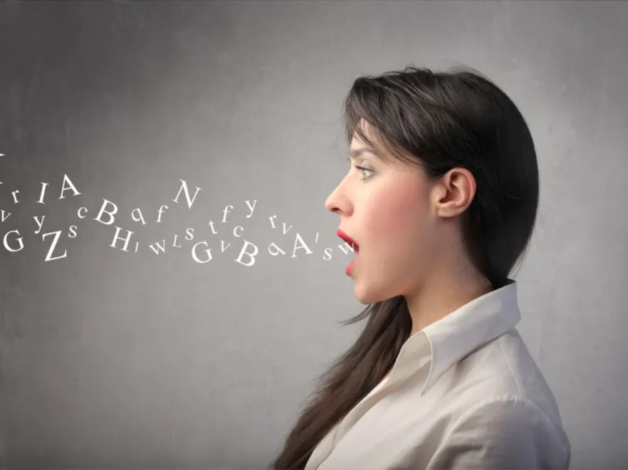 Kobieta wypowiadająca słowa