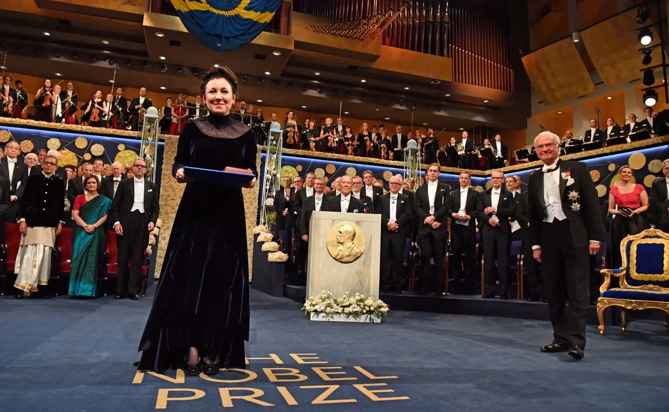 Olga Tokarczuk odebrała literackiego Nobla. "Alfred Nobel kiwa z uznaniem głową w swoim niebie" [WIDEO]