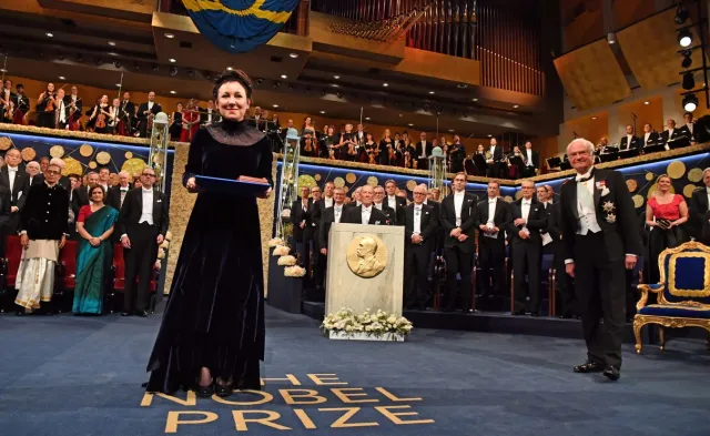 Olga Tokarczuk odebrała literackiego Nobla. "Alfred Nobel kiwa z uznaniem głową w swoim niebie" [WIDEO]