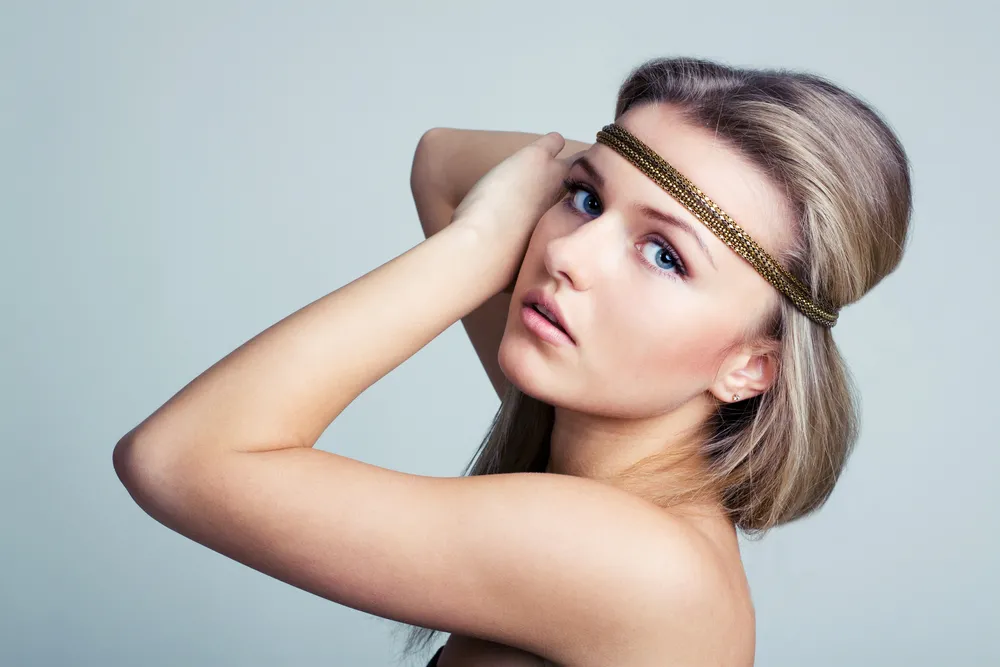 Kobieta z opaską na włosach