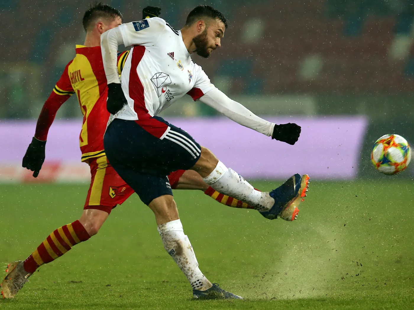 Ekstraklasa: Jagillonia zmarnowała dwa rzuty karne, a mecz kończyła w "10"