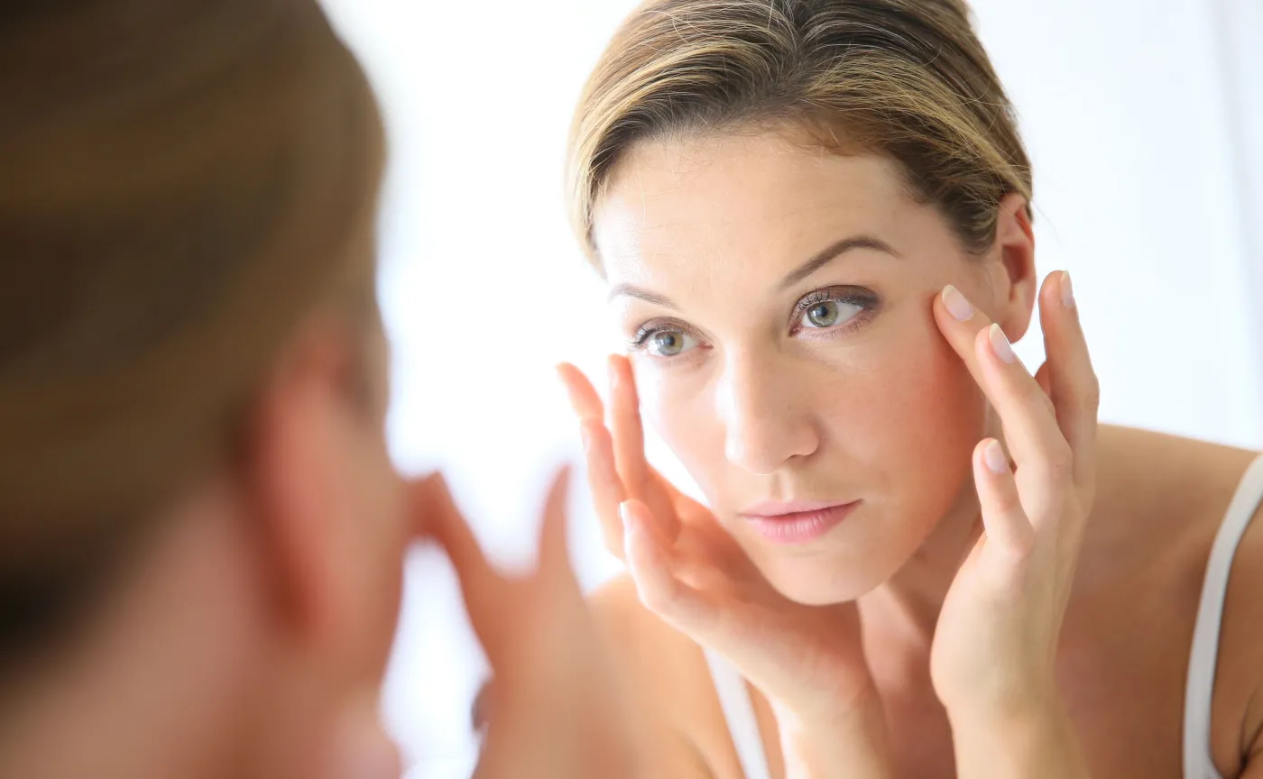 Kobieta ogląda się w lustrze