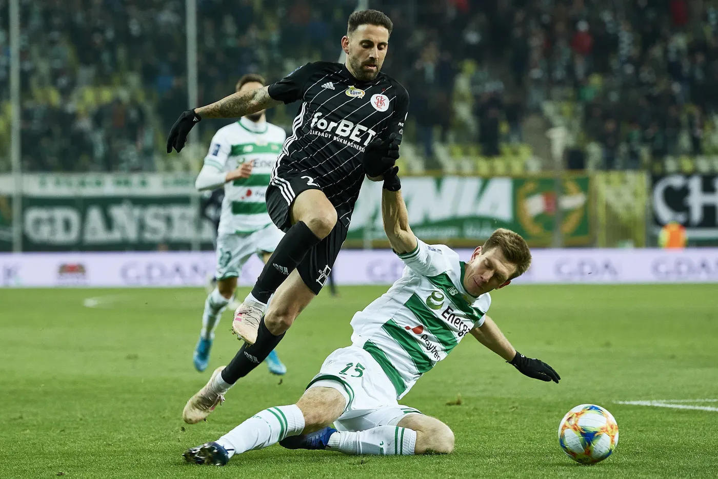 Piłkarz Lechii Gdańsk Michał Nalepa (P) i Pirulo (L) z ŁKS Łódź podczas meczu Ekstraklasy