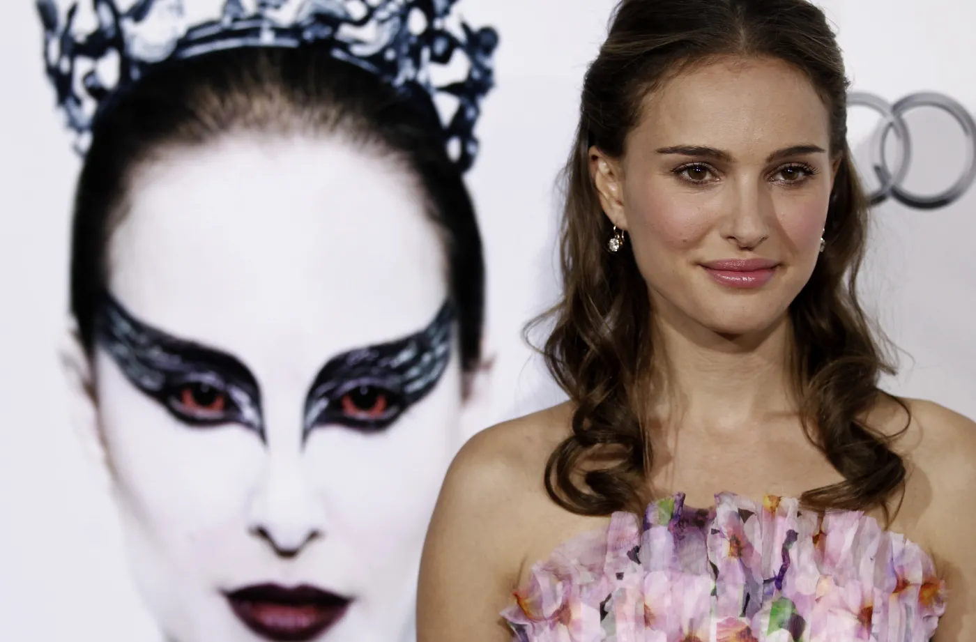 Natalie Portman na tle plakatu do "Czarnego łabędzia"