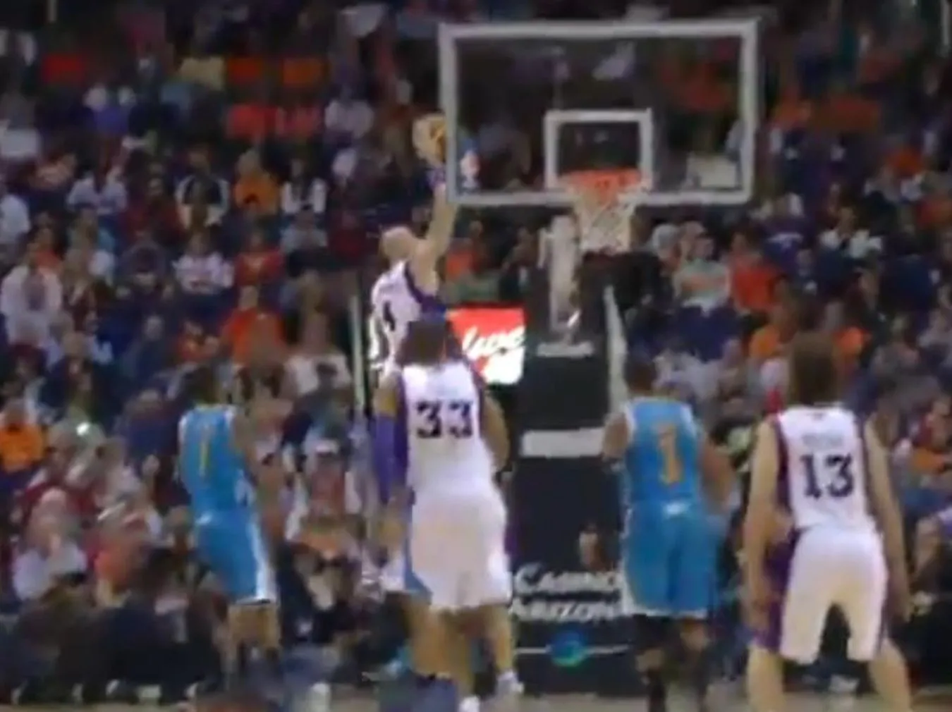 Zobacz, jak "Polski młot" demoluje rywali pod koszem