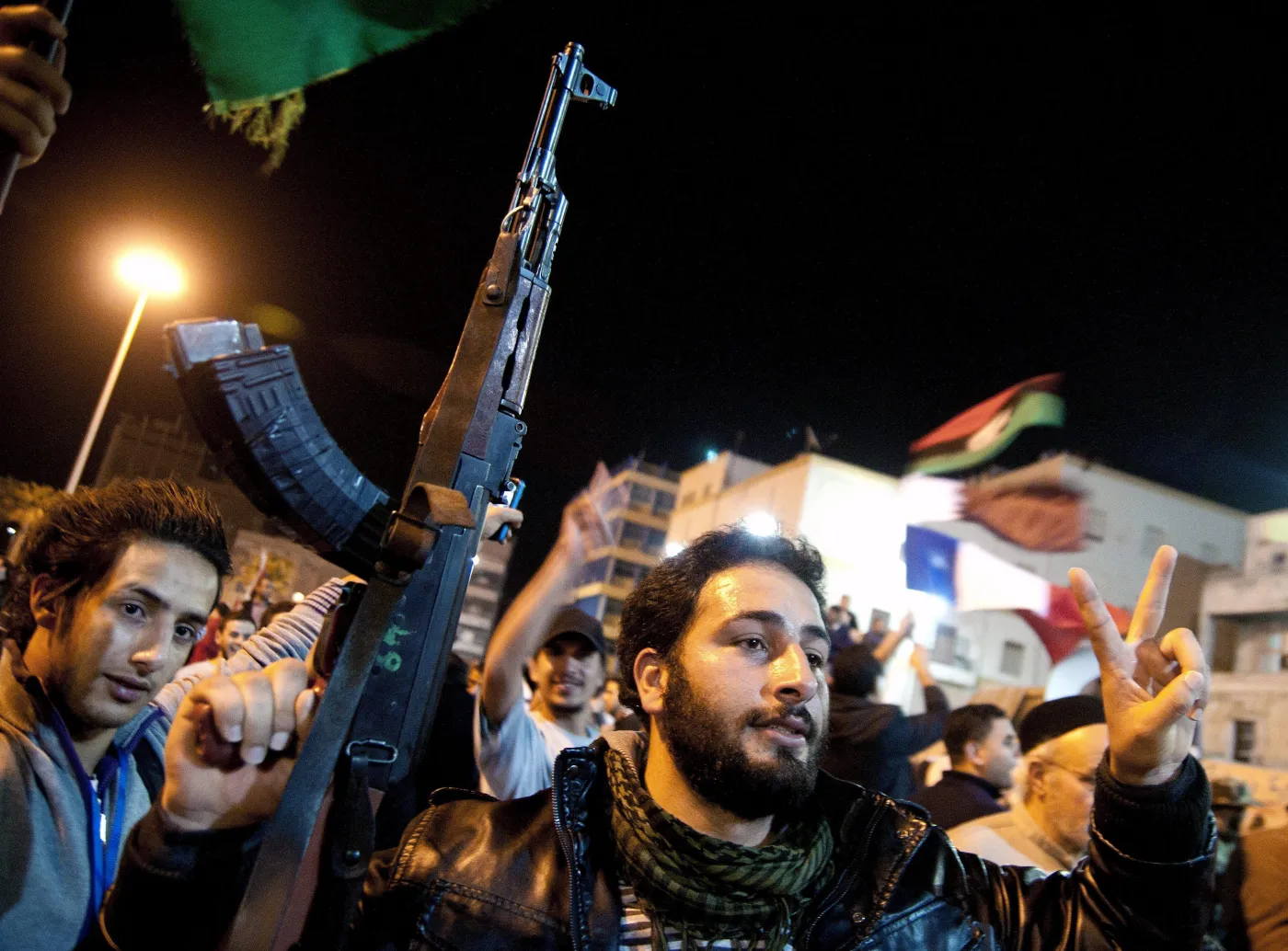 Libijscy rebelianci walczący z siłami wiernymi Muammarowi Kadafiemu