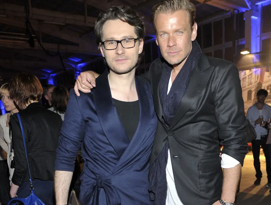 Znany stylista Wojciech Grzybała na pokazie Macieja Zienia zwracał na siebie uwagę... oryginalnym obuwiem