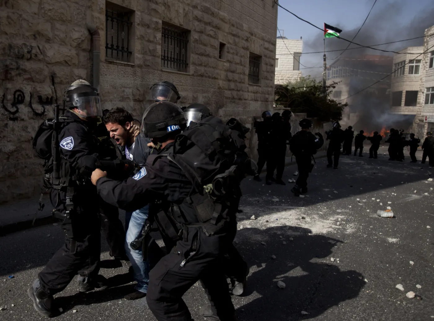 Izraelscy policjanci aresztują palestyńskiego demonstranta podczas jednej z piątkowych manifestacji
