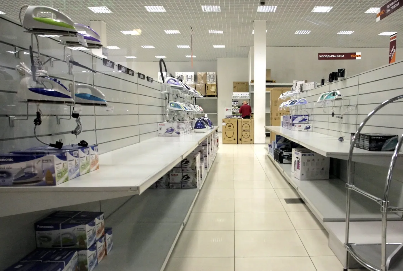 Puste półki w jednym ze sklepów z elektroniką w Mińsku