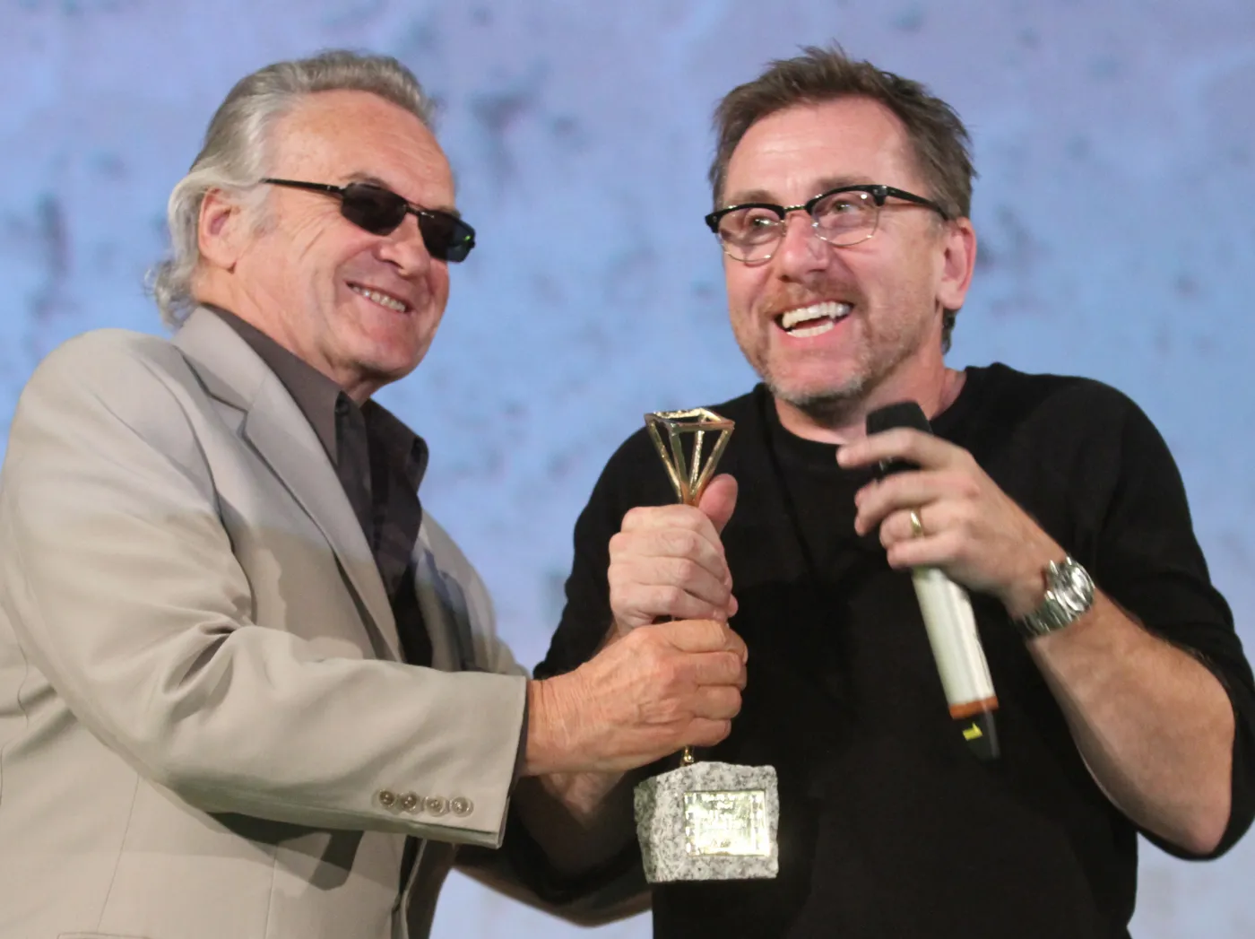 Tim Roth odbiera nagrodę z rąk Jerzego Skolimowskiego