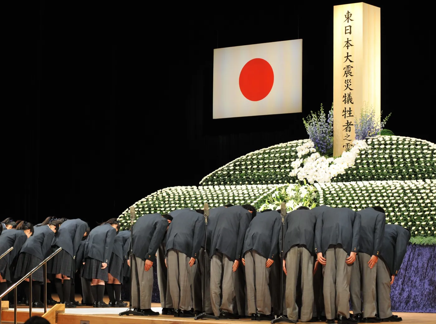 2267748-uczniowie-z-sendai-oddaja-hold.jpg