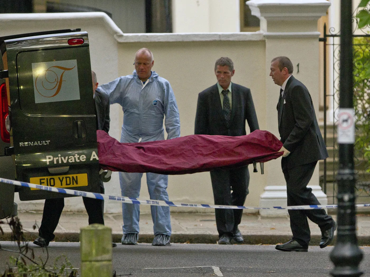 Ciało Amy Winehouse przenoszone z jej domu do ambulansu