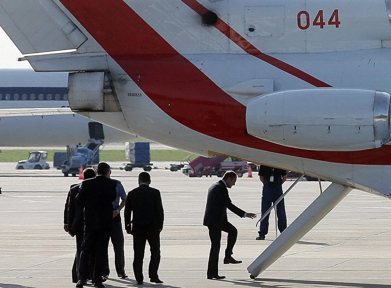 Premier Donald Tusk wchodzi na pokład rządowego samolotu