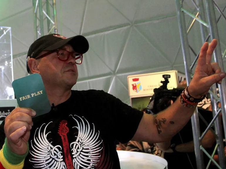 Prezes Fundacj WOŚP Jurek Owsiak podczas prezentacji trofeum piłkarskich mistrzostw Europy - Euro 2012