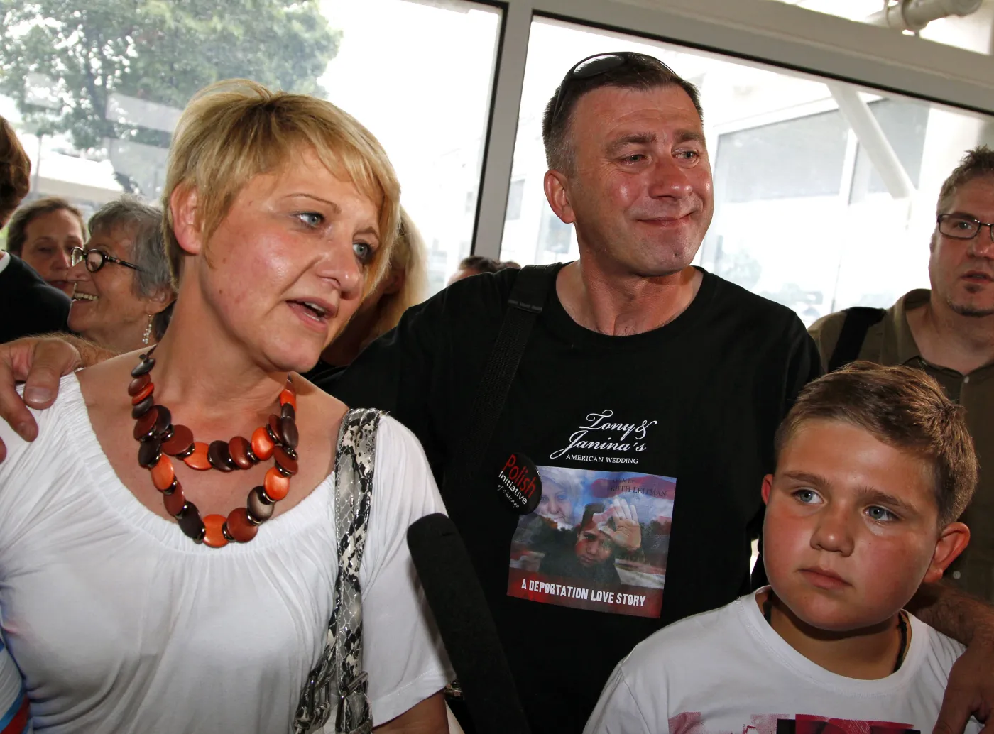 Tony i Janina Wasilewscy z synem Brianem na lotnisku w Chicago