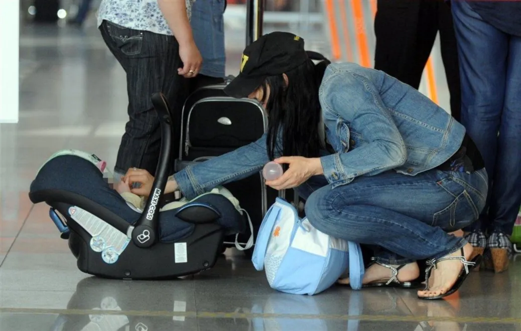 Agnieszka Chylińska z córeczką Esterą na lotnisku.