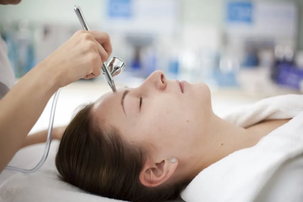 Nawilżanie cery to podstawa jej pielęgnacji.