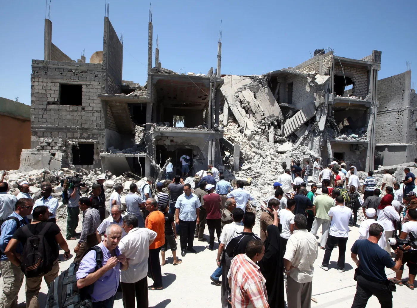 Dom zniszczony jakoby w trakcie nalotów NATO na Trypolis