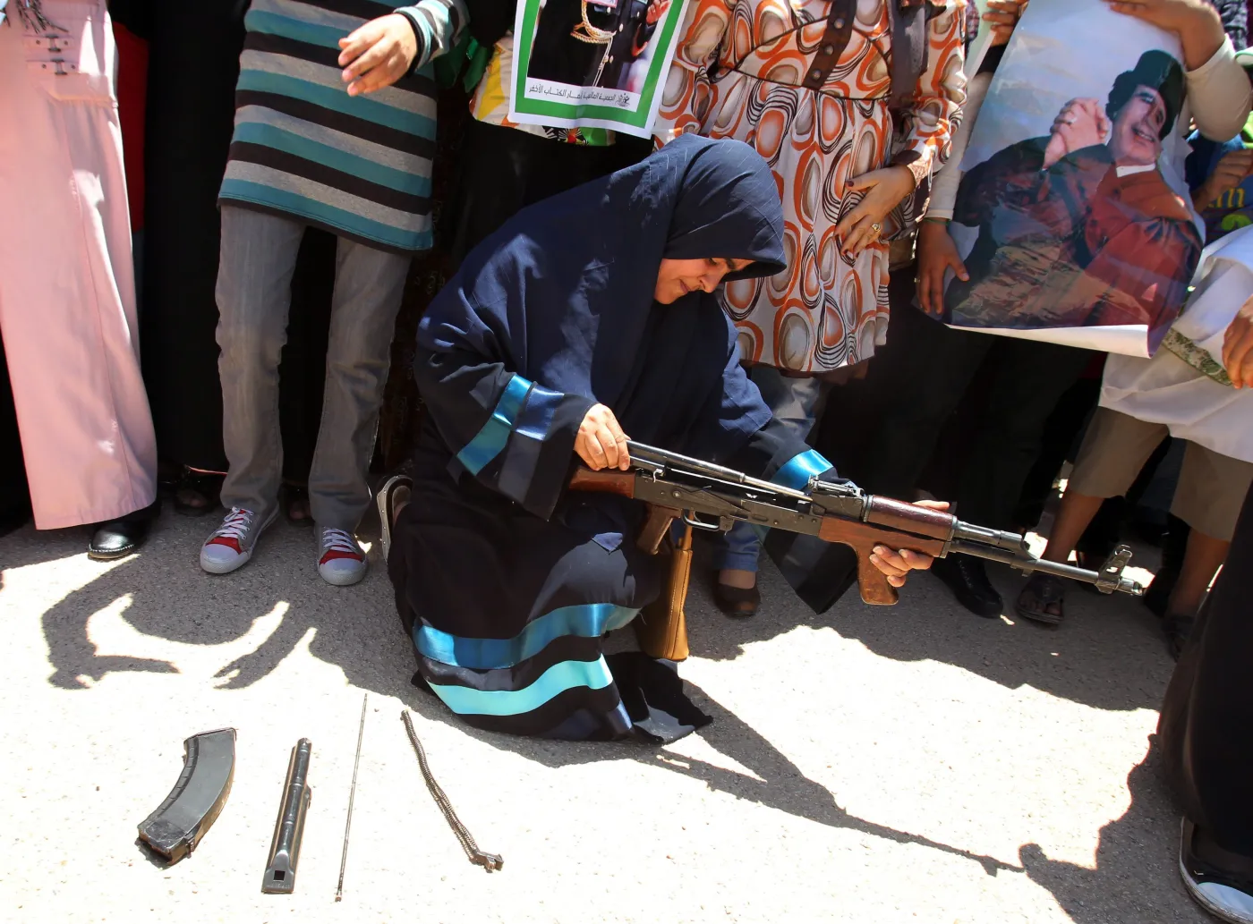 Francuzi dozbrajają rebeliantów, a Muammar Kadafi - kobiety-ochotniczki