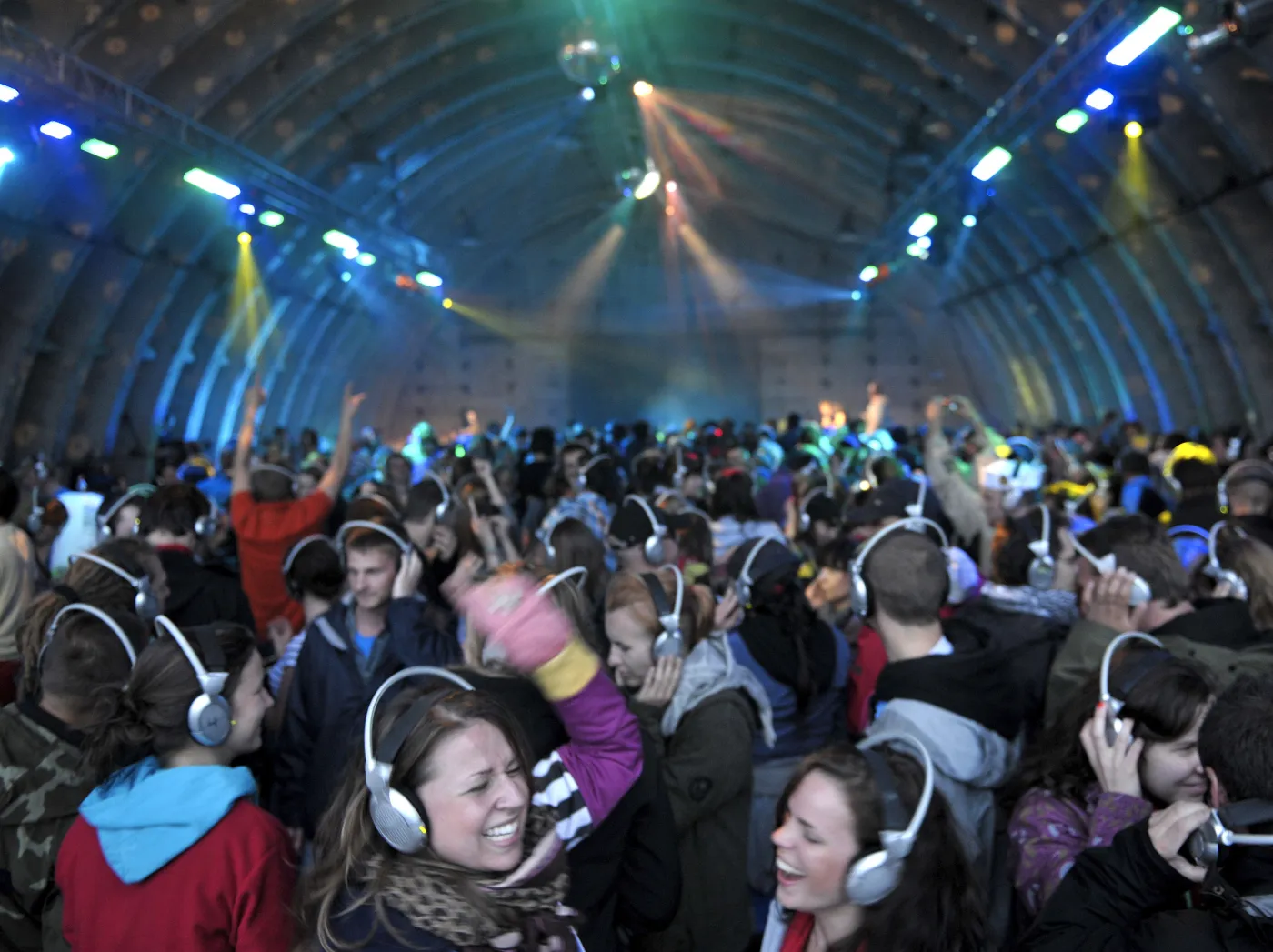 2235491-zabawa-w-hangarze-silent-disco.jpg