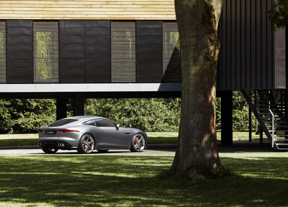 Oto nowiutki Jaguar dla słynnego polityka. Cudo na wybory!