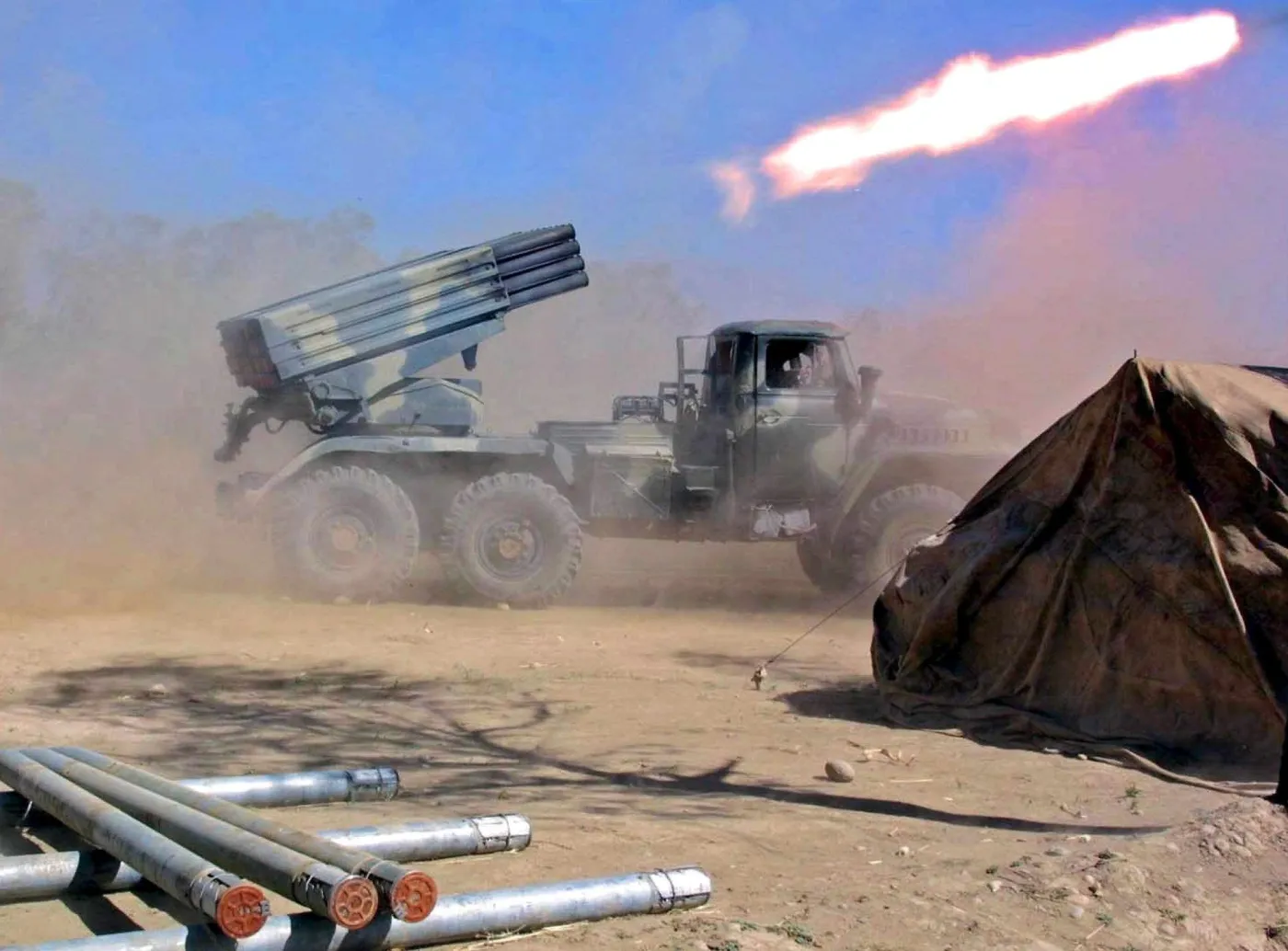 12 pażdzierniak 2001 wyrzutnia rakietowa BM-21 afgańskich wojsk opozycji ostrzeliwuje pozycje Talibów