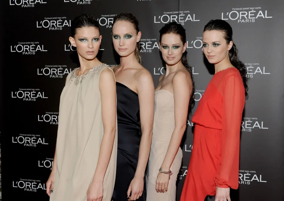 Modelki pomalowane kosmetykami L'Oreal Paris na pokazie Macieja Zienia 