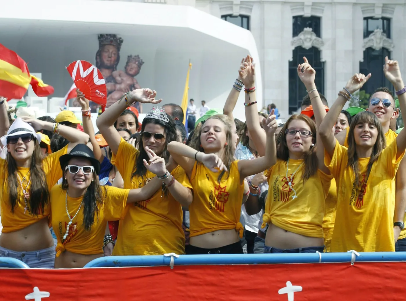 Młodzież oczekująca w Madrycie na przyjazd papieża