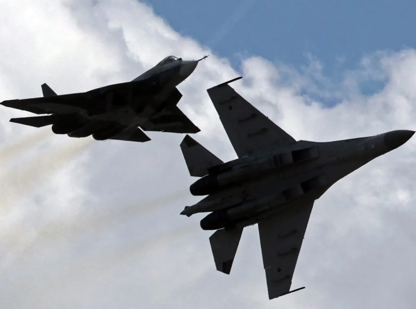 Supernowoczesny, niewidoczny dla radarów rosyjski myśliwiec T-50 (z lewej) i SU-35