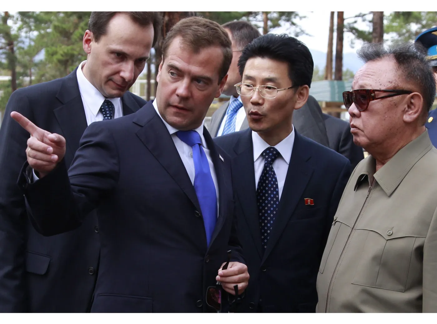 2404648-dmitrij-miedwiediew-i-kim-dzong.jpg