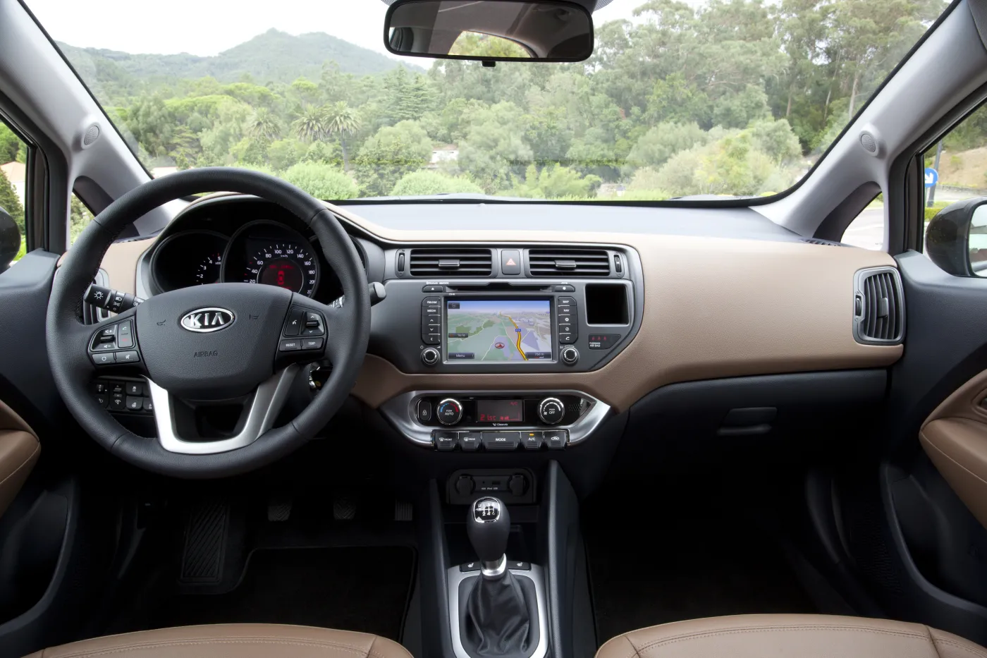 2415458-kia-rio-2011-interiors-07-1429.jpg