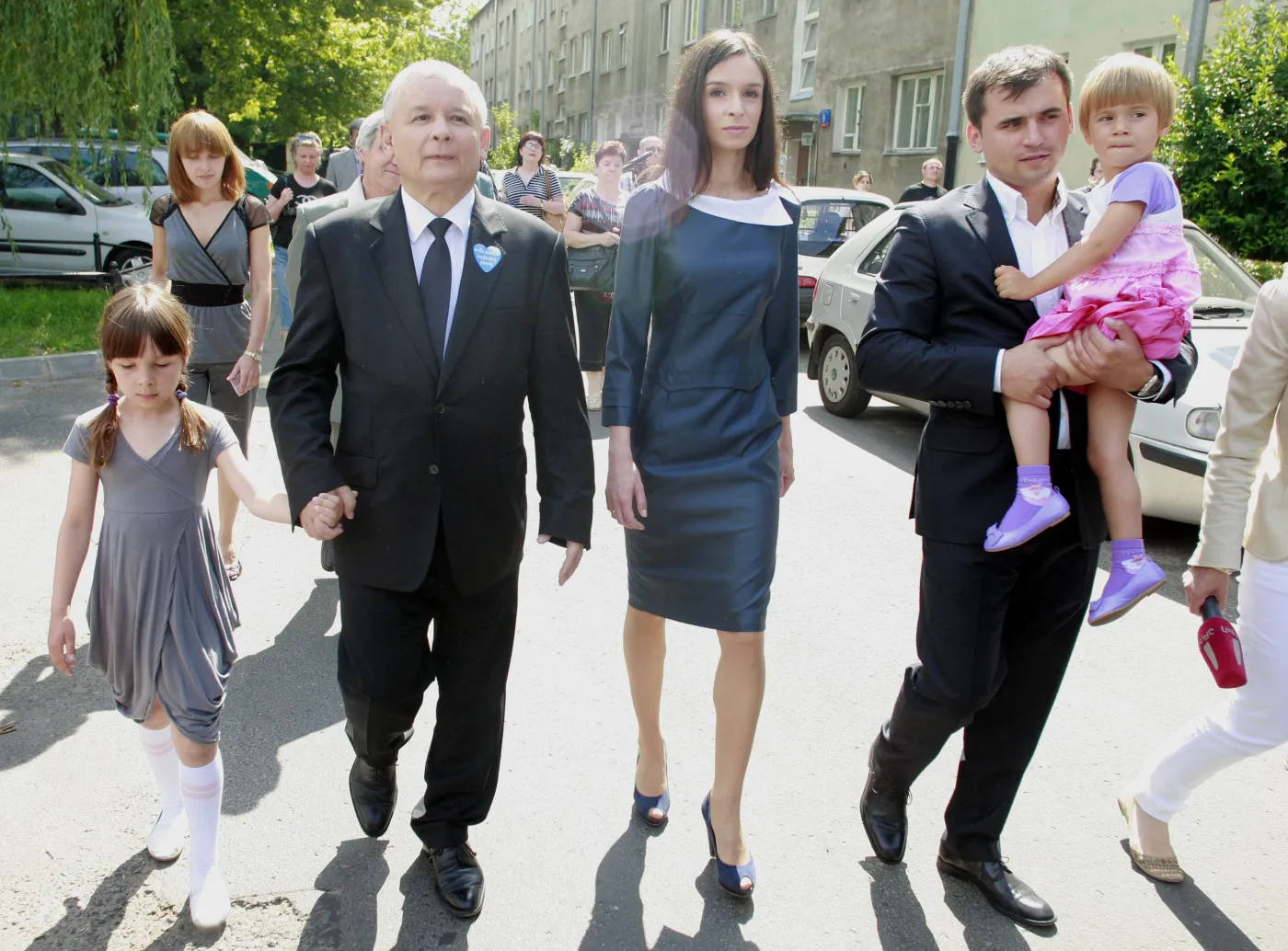 Marta Kaczyńska z mężem, córkami i Jarosławem Kaczyńskim podczas drugiej tury wyborów prezydenckich