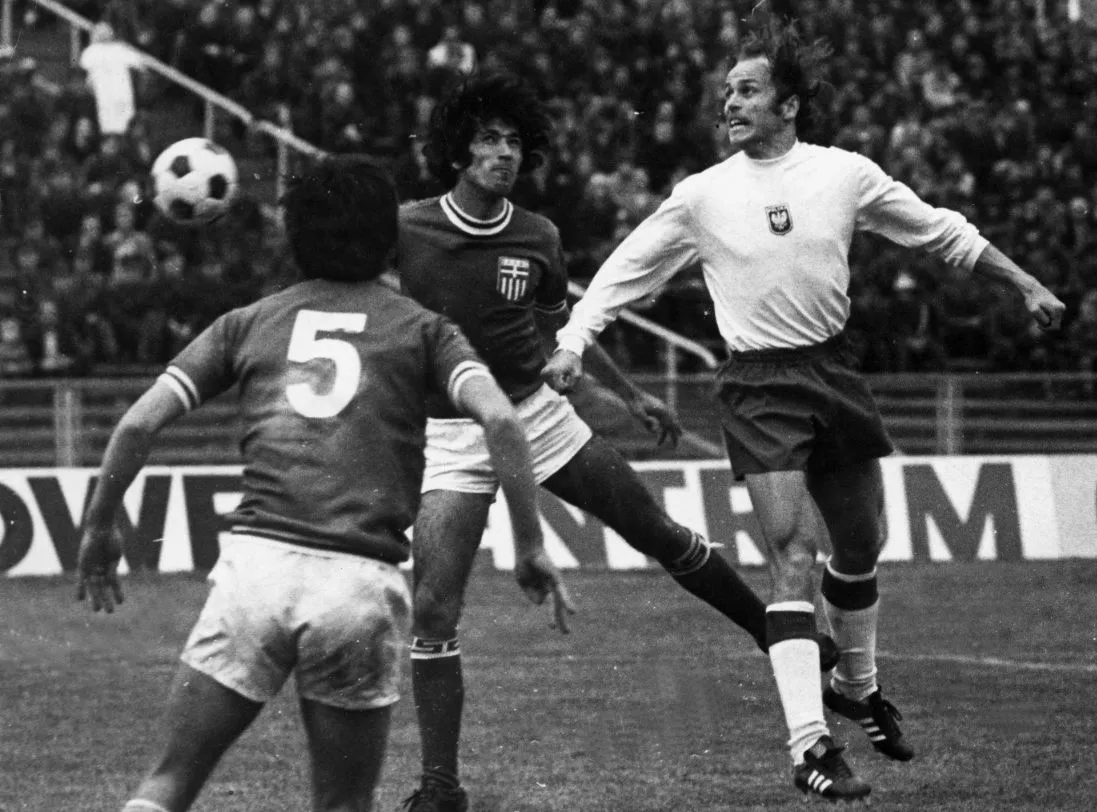 Grzegorz Lato w reprezentacyjnej koszulce podczas meczu Polska - Grecja