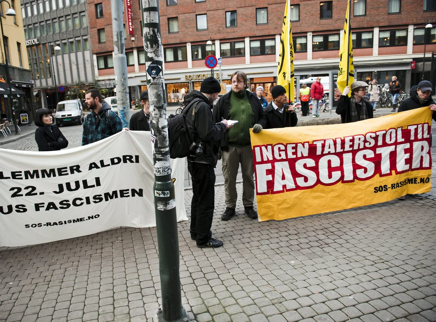 2731348-demonstracja-przed-sadem-w-oslo.jpg