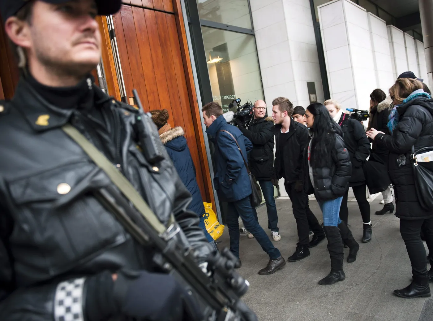Policja pilnuje wejścia do sądu w Oslo