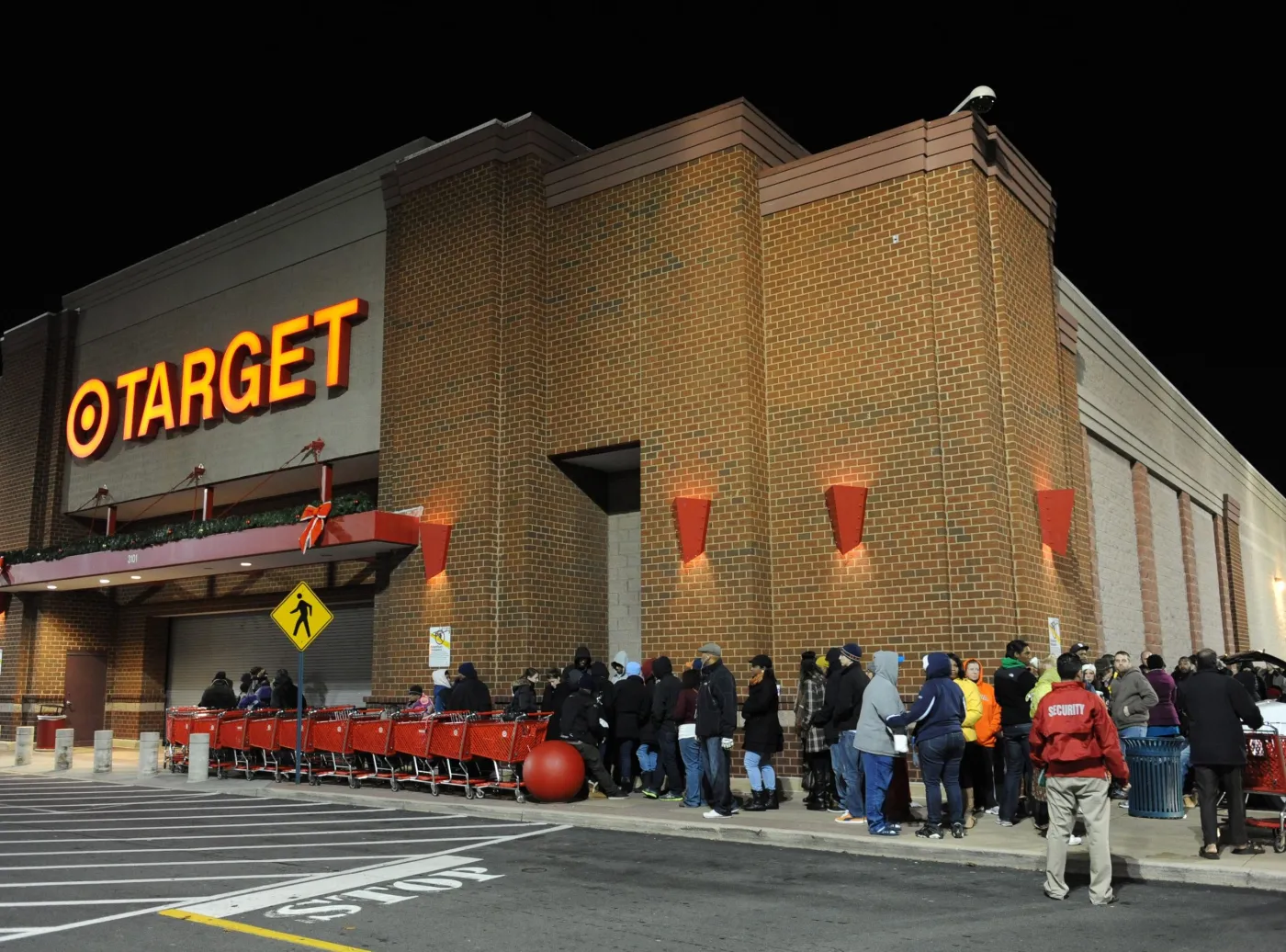 Kolejka klientów przed sklepem w mieście Alexandria