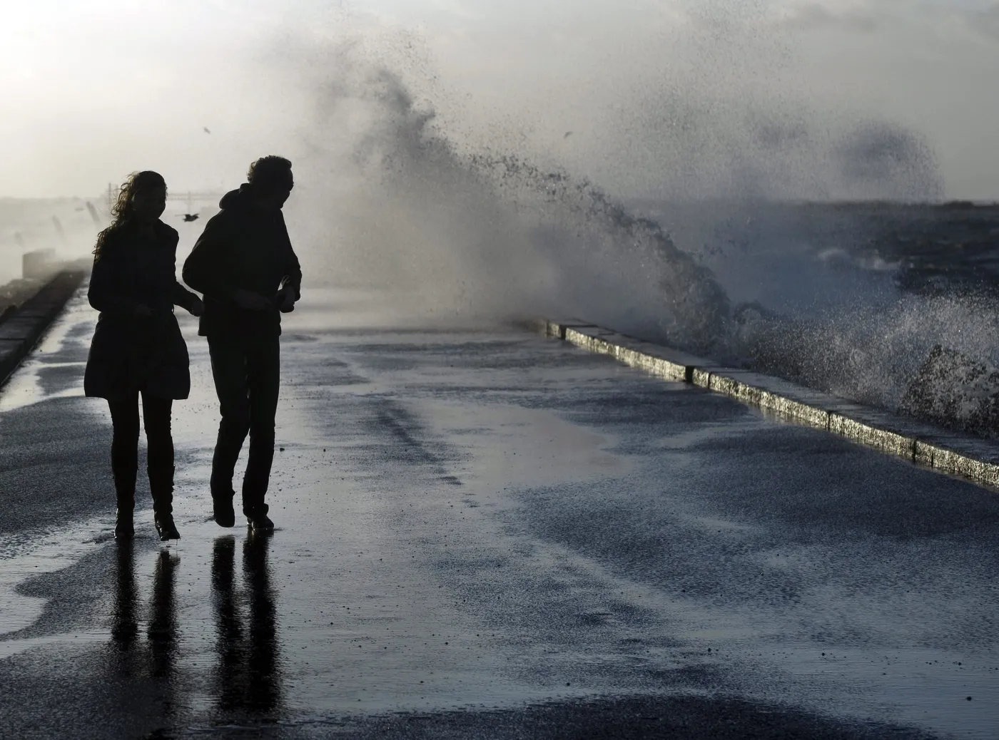Sztorm na holenderskim wybrzeżu w  Ijmuiden