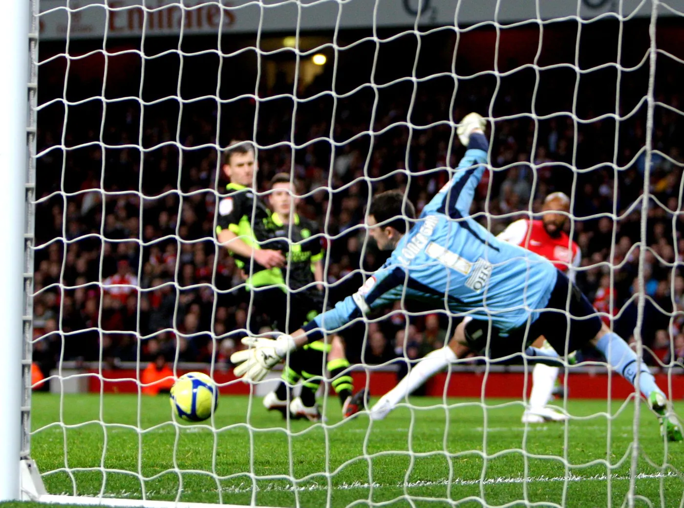 Thierry Henry strzela gola dla Arsenalu w meczu z Leeds