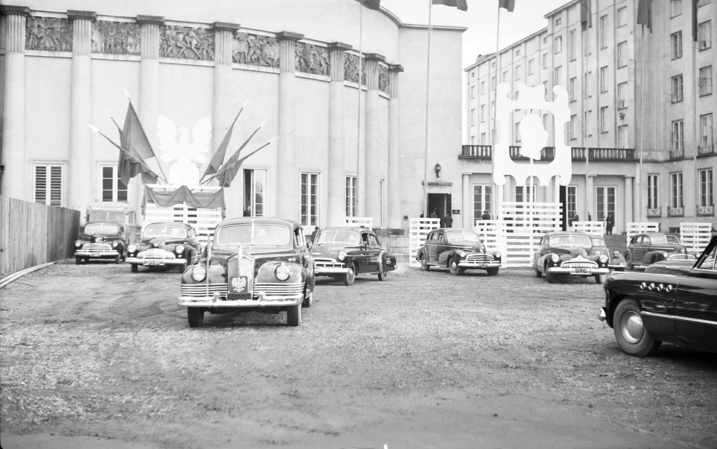 Parking przed sejmem, początek lat 50. Na pierwszym planie (z orłem) radziecki samochód ZIS 110 (prawdopodobnie prezydenta Bolesława Bieruta). Za nim: trzy Chevrolety z 1946 roku, jeden Chevrolet z 1949 roku (De Luxe) i dwa Buicki