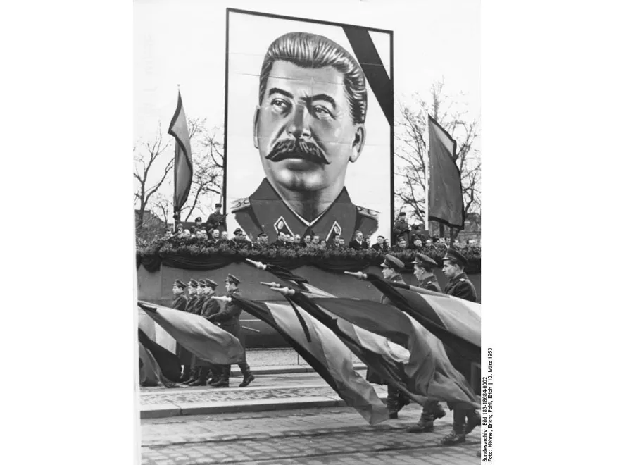 2885847-dresden-tod-stalin1-parade-kvp.jpg